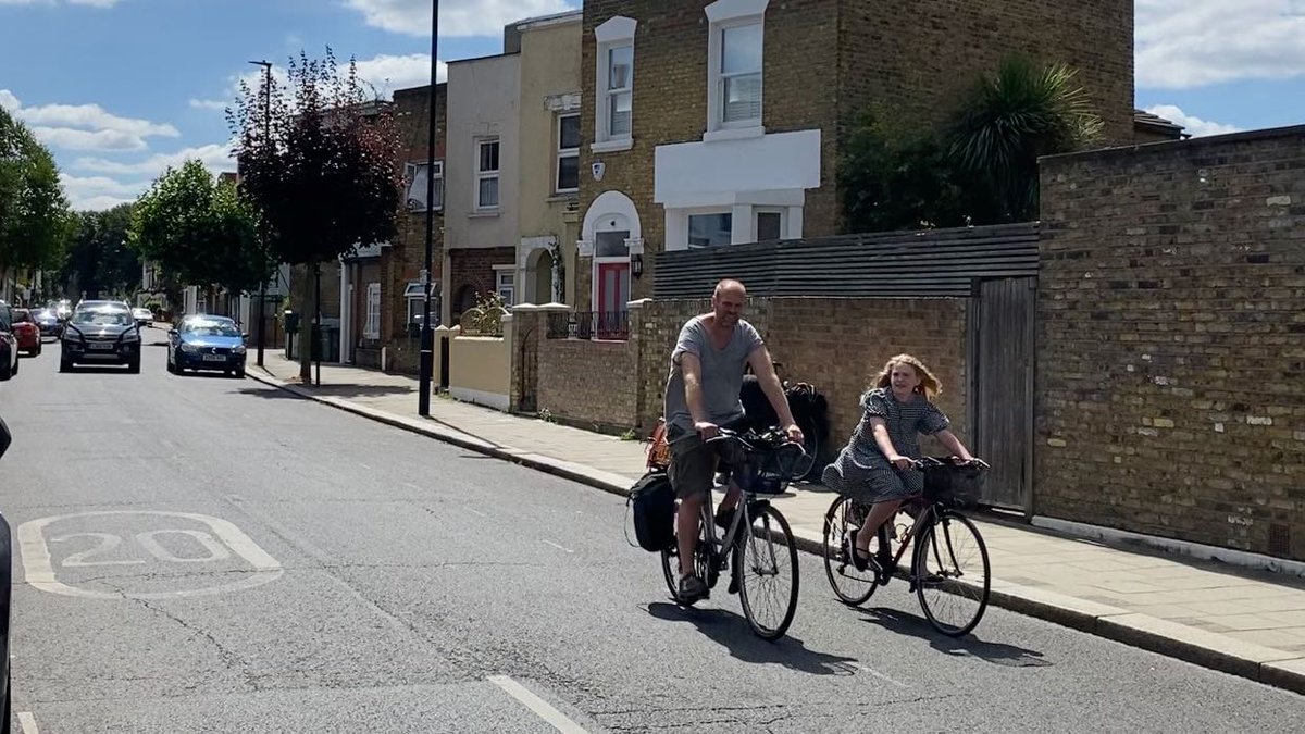 Also lots of people comfortably cycling with family and friends in the  #RailtonLTN