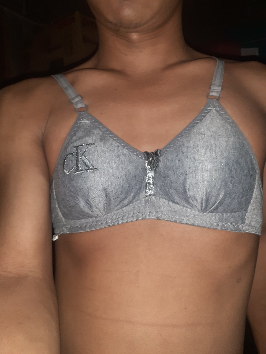 Mumpung keponakan Istri sudah tidur pakai dulu setelah itu eksekusi😆😆
.
.
#crot #bra #colikontol