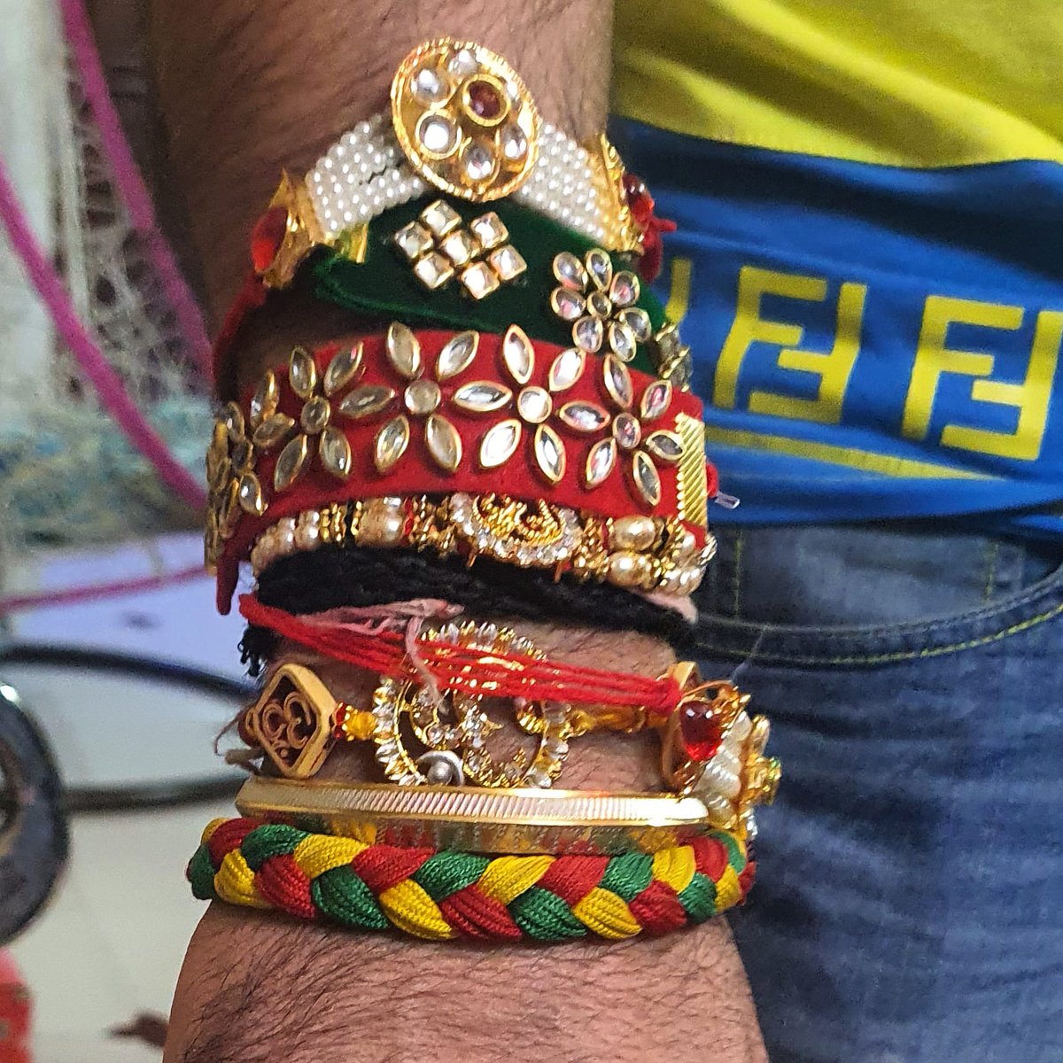 manupunjabim3's tweet photo. #7 Real #sisters 💞  #sonu #savvy #vimla #missu  soo much #sisters 💞 #honey  ne #rakhi bandhi Tum Sabki.. #loveuall #HappyRakshaBandhan to all of you.. https://t.co/jebZ1U2hEB