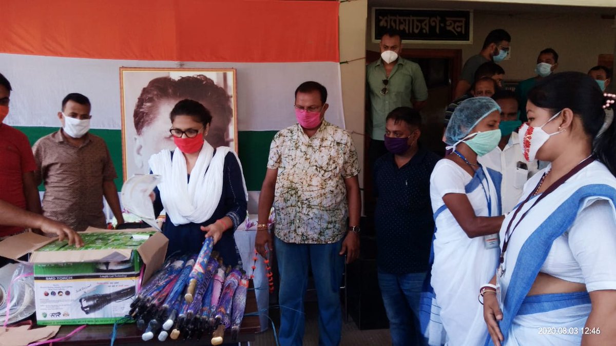 SushmitaDev25's tweet photo. Asha workers are the backbone of the healthcare system of India 

Unrecognised, underpaid and at risk, ASHA workers at the frontline against COVID have been let down by govt.

Today, distributed face shields, umbrellas &amp; torches to keep the ASHA workers of Silchar motivated. https://t.co/PyHoeIGNyJ