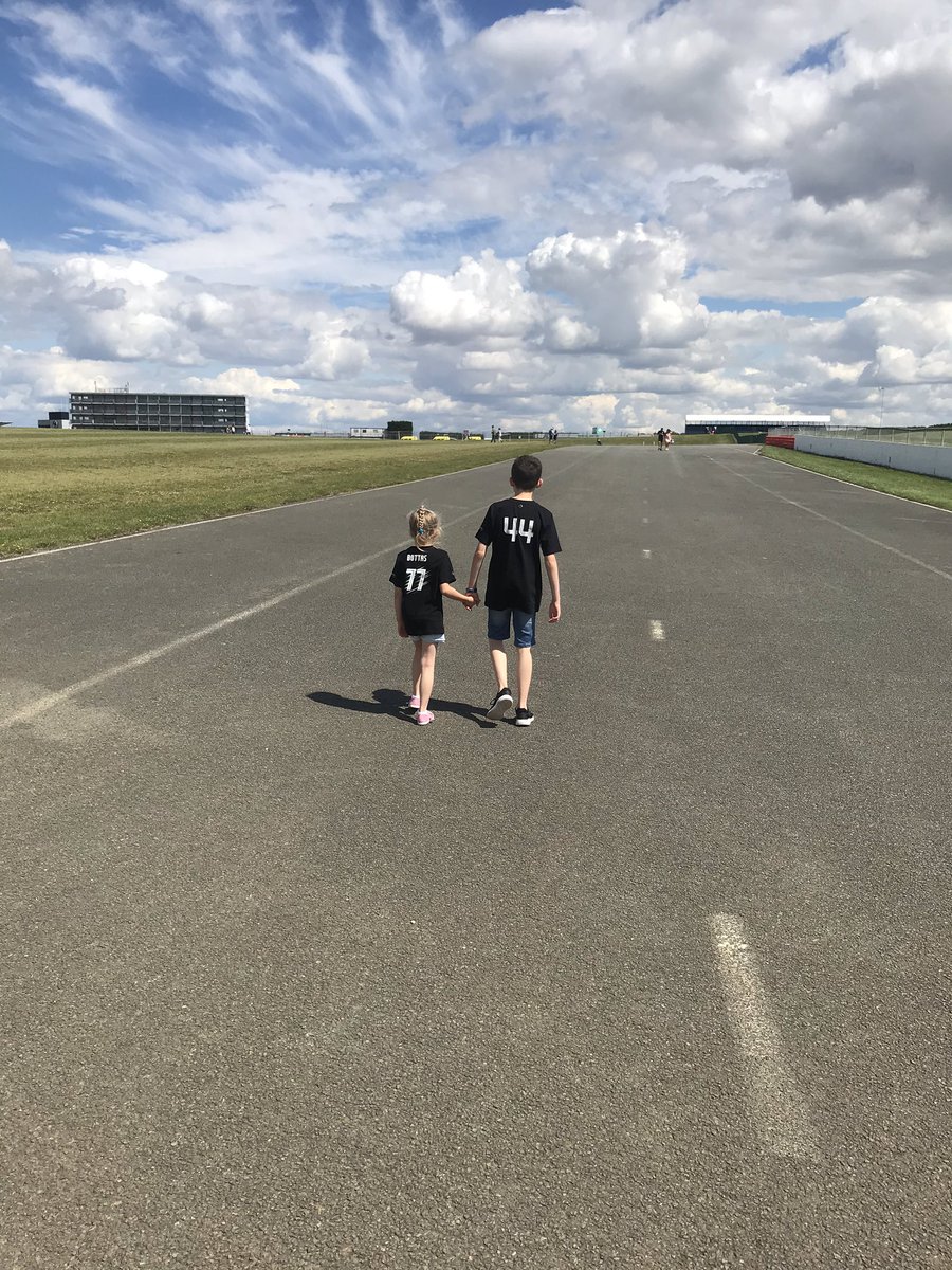 jstone_james's tweet photo. My two kids walking up from bridge corner to priory @SilverstoneUK where @HillF1 went for it back in 1995 😉 Amazing day out #Silverstoneexperience #britishgp #famouscorner #famouscrash https://t.co/5AKmt74fXx