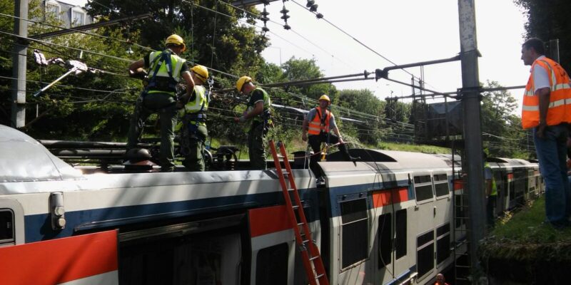 Ca va être long car il va falloir détricoter la caténaire enroulée sur le train, évacuer le train, réparer la partie arrachée de la caténaire ... il faut des spécialistes pour ça et on en poste pas tous les kilomètres sur les 15600 km de voies electrifier du réseau francais.