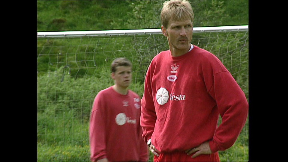 About to lose their seventh in a row the board decided to sack Hallvar Thoresen during half time of the game vs.  @ikstart (!!)  At half time - are you f'n kidding me?