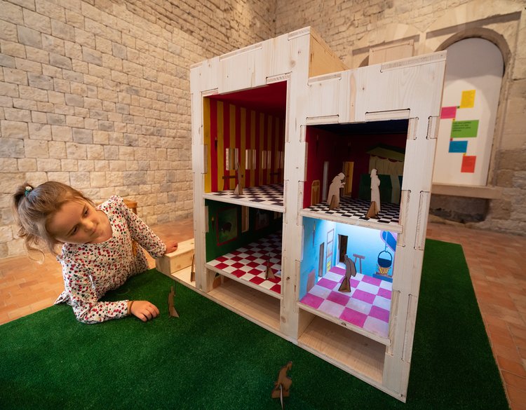 Château de Montélimar :
Ateliers Tous les matins &gt; 10h30
Adhémar's Pocket &gt; Mar, mer, ven, sam
- Des personnages fabriqués au laser, à décorer pour jouer avec la maquette.
- Dessine-moi une lettre &gt; Lun, jeu, dim
Des lettres à décorer à la manière des moines.