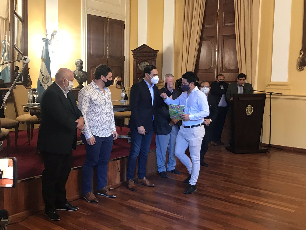 facenaunne's tweet photo. Estudiantes y profesionales de #FaCENA fueron reconocidos por el @gobiernocorrientes👏🏽 @gustavovaldesok junto a la comitiva de gobierno y miembros de la empresa #Inventu entregaron reconocimientos a los técnicos y profesionales por el armado de los respiradores.
@unneargentina https://t.co/KqhcuK9RBY