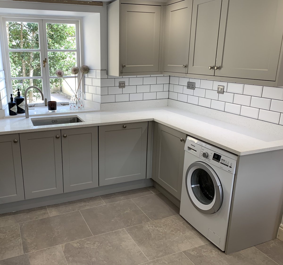 We are really pleased with how our latest kitchen installation has turned out. Products used include @FrankeUK @bybaUK @karndeanUK @blumuk @SamsungUK @RangemasterUK @BoschHomeUK @quookeruk @LandfordStone .
What do you think @kbbmagazine @kbbdaily @kbbreview ?