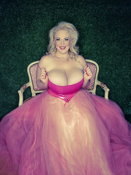 3 pic. Pink monday ?  i wish you a great start into the new week Kiss #MondayMotivation #photooftheday