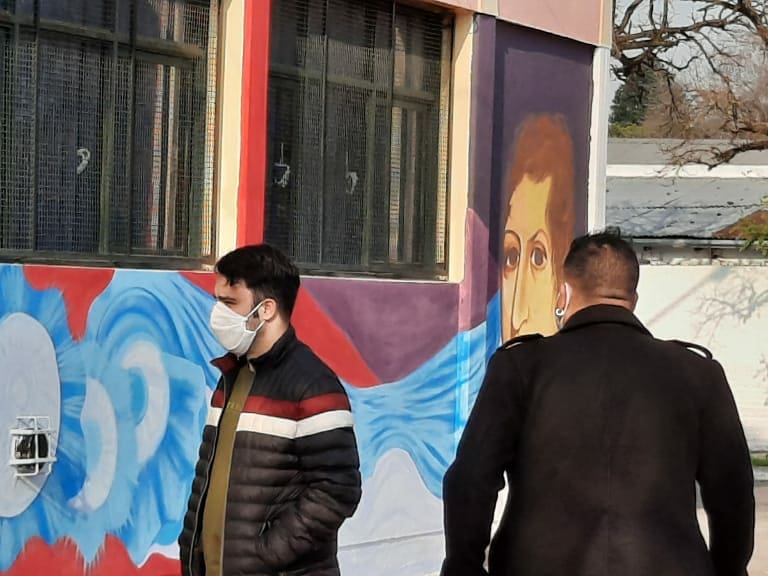 DanteBoeri's tweet image. Hoy en los Jardines 917 y 911 de #Echeverria  y en las Secu 21 y 15 y  Pps 2 y 15 de #Ezeiza.
Observamos la situación de infraestructura y las obras que se vienen desarrollando.  
Saludamos a cada compañera y compañero en esta vuelta del receso!!! @SUTEBAProvincia