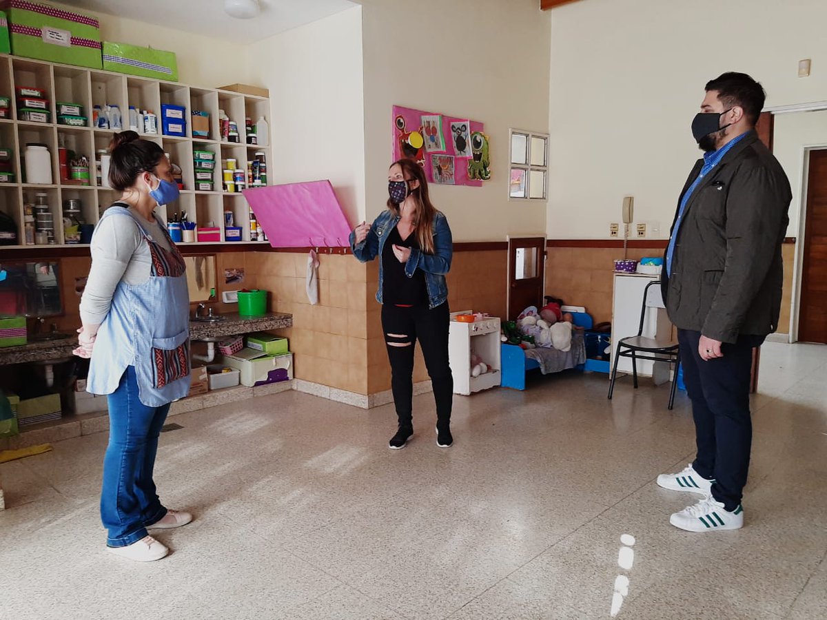 DanteBoeri's tweet image. Hoy en los Jardines 917 y 911 de #Echeverria  y en las Secu 21 y 15 y  Pps 2 y 15 de #Ezeiza.
Observamos la situación de infraestructura y las obras que se vienen desarrollando.  
Saludamos a cada compañera y compañero en esta vuelta del receso!!! @SUTEBAProvincia