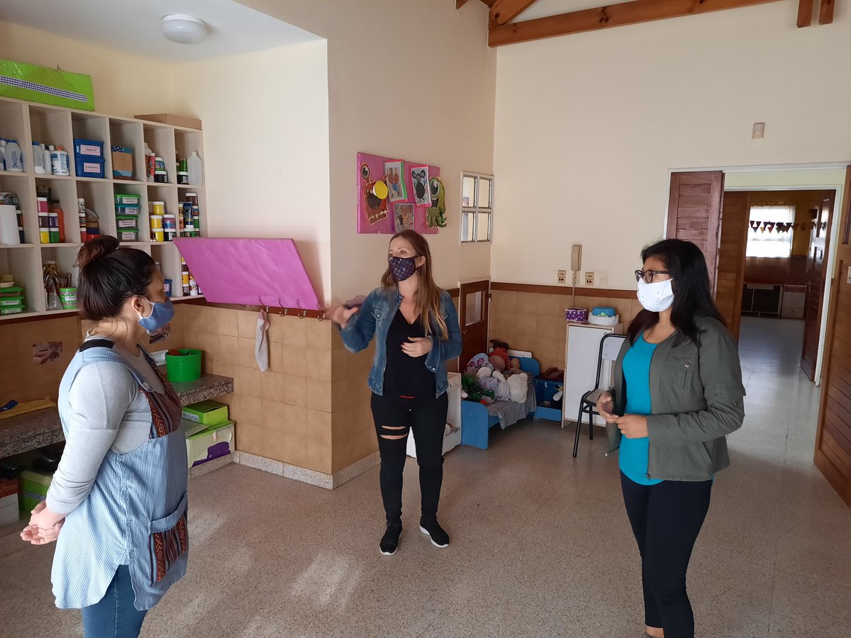 DanteBoeri's tweet image. Hoy en los Jardines 917 y 911 de #Echeverria  y en las Secu 21 y 15 y  Pps 2 y 15 de #Ezeiza.
Observamos la situación de infraestructura y las obras que se vienen desarrollando.  
Saludamos a cada compañera y compañero en esta vuelta del receso!!! @SUTEBAProvincia