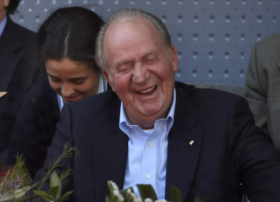 FonsiLoaiza's tweet photo. Juan Carlos I se marcha a un resort de lujo en República Dominicana a gastarse todo lo robado. Mientras, el rapero Valtonyc lleva 800 días exiliado en Bélgica por cantar que es un ladrón. https://t.co/lQ6qcMnGbD