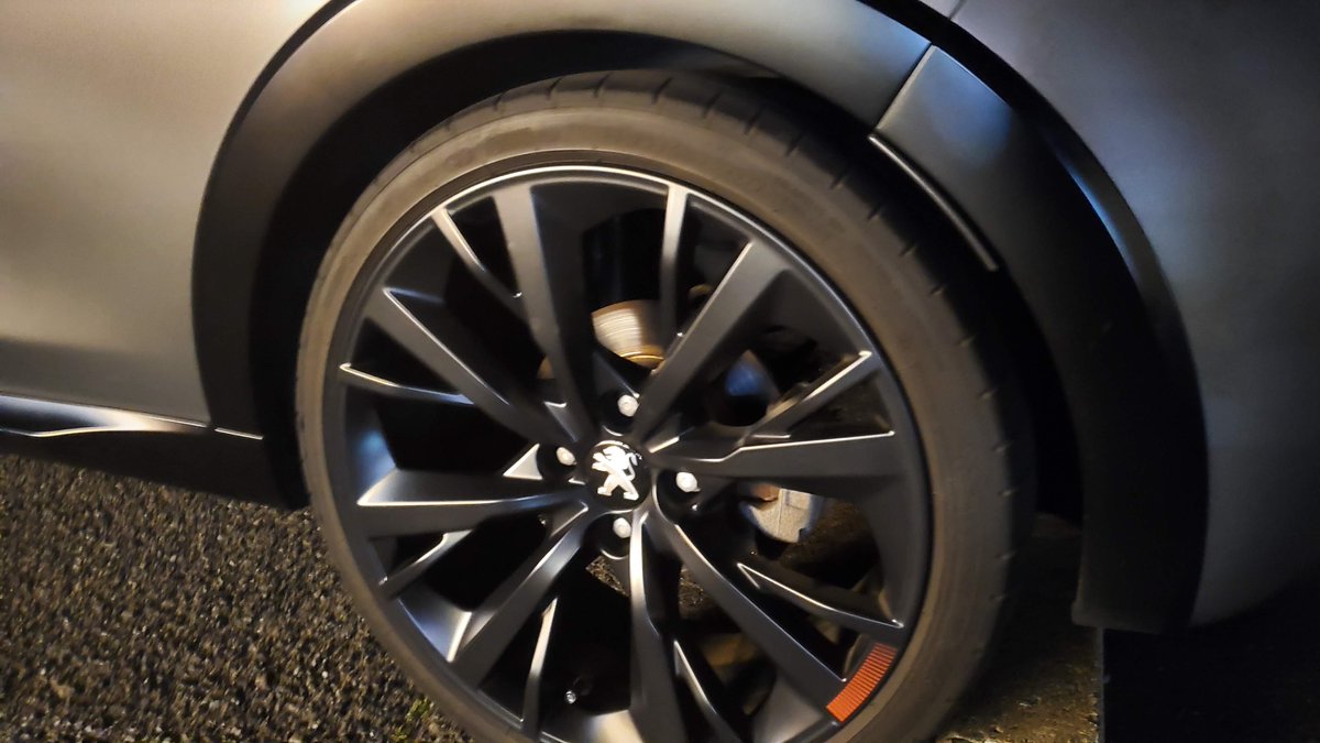 人生の旅人acehunting Mustatiikeri社会人大学生 On Twitter 208gti By Peugeot Sportのホイールはspeedlineが作った最後の傑作と言われている Lithium このアイスシルバー同様 日中と夜で顔が変わる艶消しのマットブラックです お前らのホイール晒せ