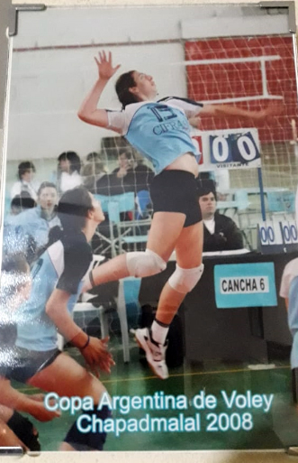 somosvoley_web's tweet photo. A menudo los hijos se nos parecen: la historia Pablo Baldo y Julia Benet, padre e hija que se encontraron gracias al vóley 

🔹Cómo empezaron las sospechas
🔹Anécdotas en Chapadmalal
🔹El día que ella se enteró que él era su padre
🔹La relación hoy

🔗https://t.co/Jtvu5EzY10 https://t.co/wrWeccsQsn