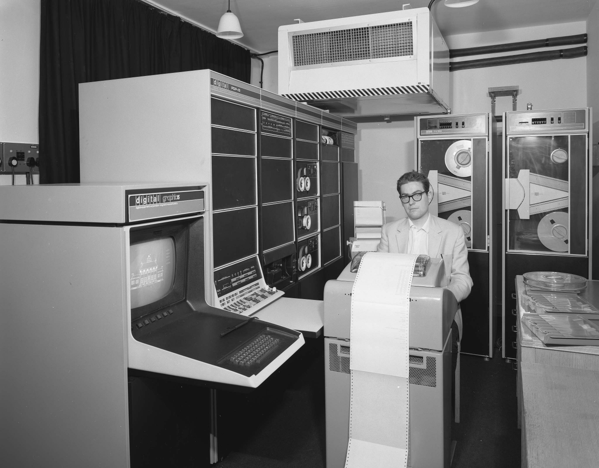 Old posed computer center photos that would make really great album covers: