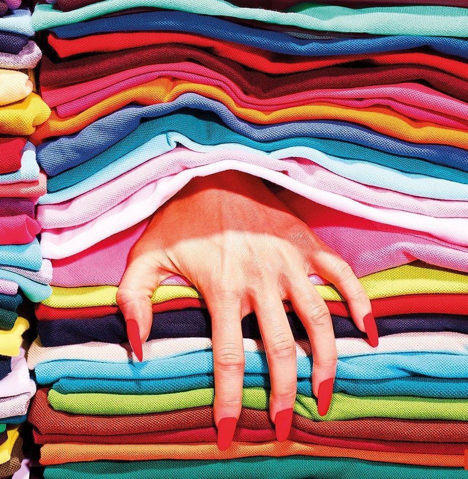 🔎¿Debería el propietario conocer los conceptos básicos de Visual Merchandising?
Mira soo.nr/yecv
créditos: foto @toiletpapermagazineofficial 
#escaparatismo #esaparate #windowdresser  #artidianos  #visualmerchandising  #designschool ⁠#retail #retaildesign #farmacia