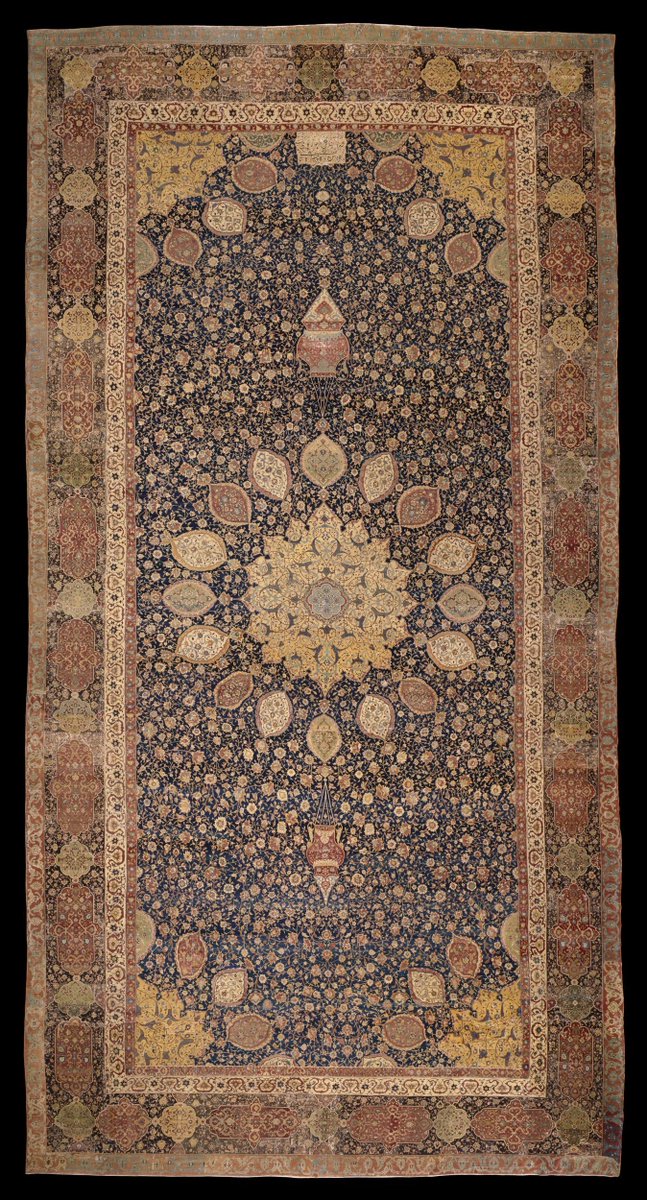 You might also have noticed that there is a tear here & that the border doesn't quite line up. This is due to damage which the carpet sustained over its long life, but it was remodelled in the late-19thC before sale, with parts from its twin now in LACMA (right-hand photo). (6/7)