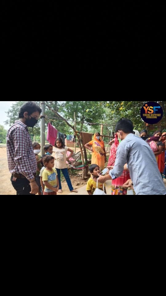 young_support's tweet photo. Alhamdulillahi 
YSF indian coordinators distributing masks and pad to the less privileged 🙌
Up YSF 
#Changemakers https://t.co/zTRI6W02RJ