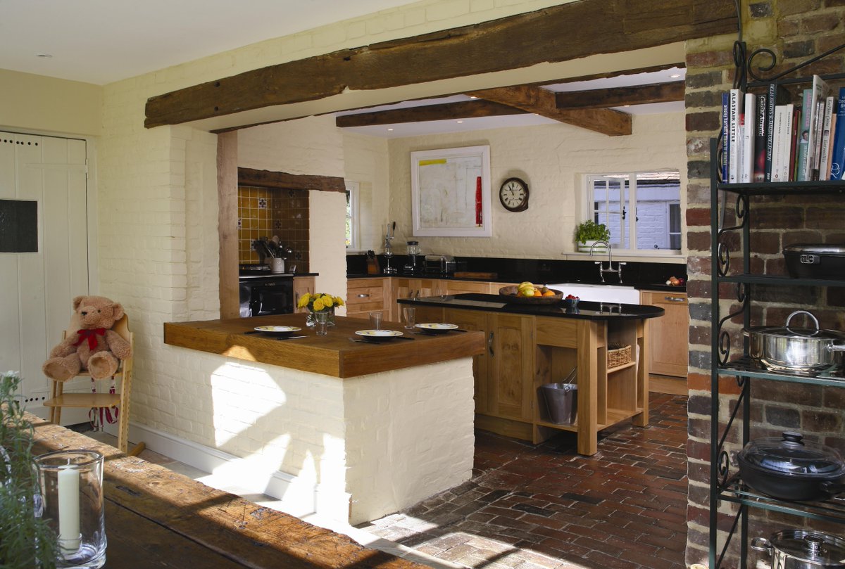 We pride ourselves in the depth we go to to create the best finish possible. As you can see, our cabinets are carefully scribed into any shape the room needs, like this floor our customer wanted to keep.
🔨
🔨
🔨
🔨
#bespokekitchen #bespokefurniture #unforgiving #oak #countryside