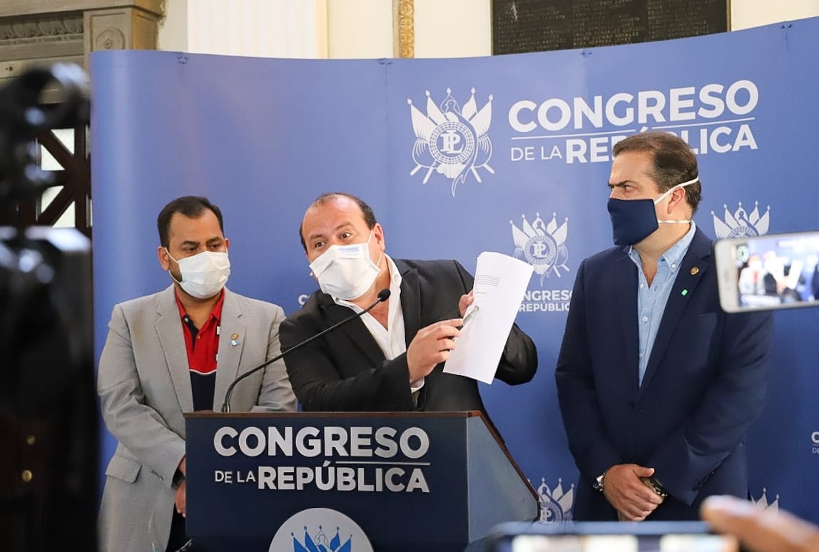 Los diputados proponen un incentivo fiscal del 20% de descuento en el Impuesto Sobre la Renta ISR, a las empresas que cuenten con un 20% de trabajadores de edades comprendidas entre los 50 a 65 años, verificables con la presentación de la planilla ante la <a href="/SATGT/">SAT Guatemala</a>.