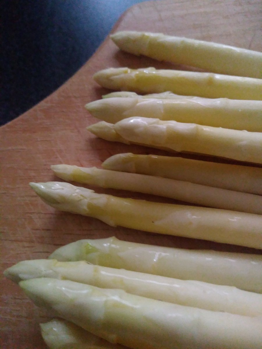 江口ちかる なんと自分でははじめてかったかも ホワイトアスパラ 金沢にすんでいたとき ちっちゃなレストランでいただいたホワイトアスパラガス おいしかったなぁ 皮や折った根元のかたいぶぶんごと茹でて 茹で汁ごと冷ますのだそう 色が