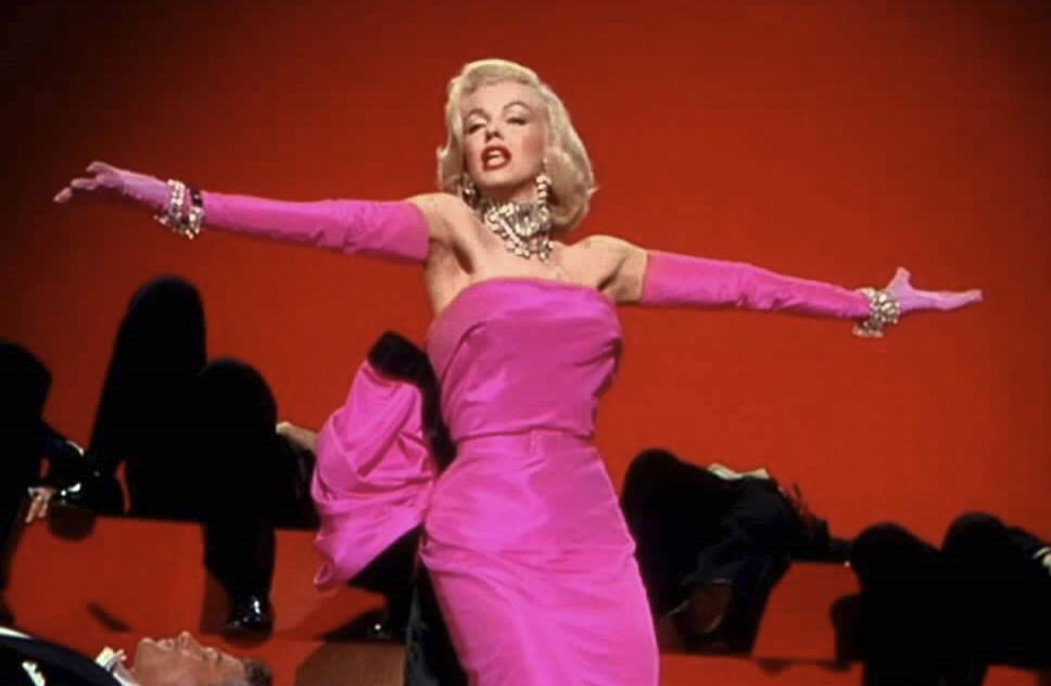 LA ACTRIZ.Marilyn Monroe no fue una intérprete extraordinaria, pero, como actriz, estaba dotada de un particular magnetismo y su aportación a filmes inolvidables fue esencial.Películas como las mencionadas "Gentlemen prefer blondes" (1953), o "Some like it hot” (1959),