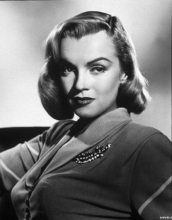 "The Asphalt Jungle" (1950) la dirigió en el papel de Ángela, la falsa "sobrina" de un gángster.Marilyn Monroe estuvo verdaderamente al nivel que se requería, por lo que puede decirse que ese papel supuso su consagración, y le permitió obtener un pequeño papel en