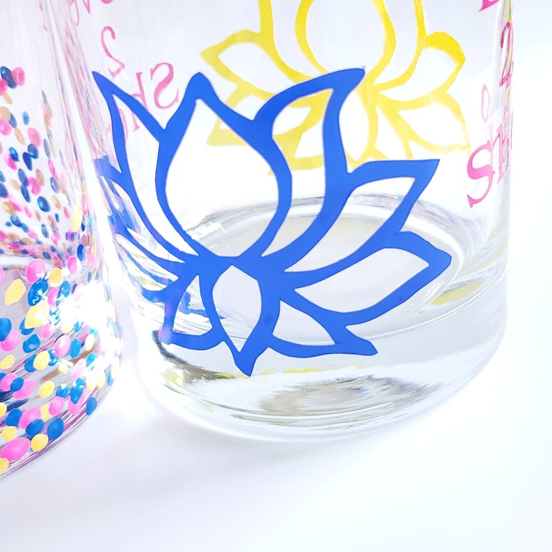 Love88An's tweet photo. Personalized glasses part 2. Tell me what you guys think. #glassesgirl #drinking #barware #whiskeyglasses #anartistslove88 #artisan #art #cheers #getyourstoday #getyourlife #drinkitup #parties #party #goodtimes #goodvibes #handpainted #vinyl #vinyldecals https://t.co/zNbbxatRcX