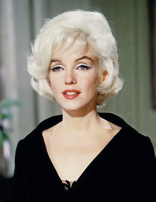 En 1962 Monroe comenzó a filmar la comedia "Something's Got to Give".Sin embargo, se ausentaba frecuentemente del set debido a enfermedades, y en mayo viajó a Nueva York para asistir a una gala en la que cantó el famoso "Happy Birthday" al presidente John F. Kennedy,