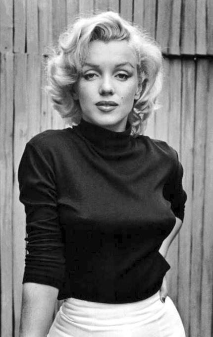 Su muerte fue calificada como un "suicidio probable", aunque las teorías de conspiración persistieron.Las 23 películas de Monroe recaudaron un total de más de 200 millones de dólares, y su fama superó a la de cualquier otra artista de su época.