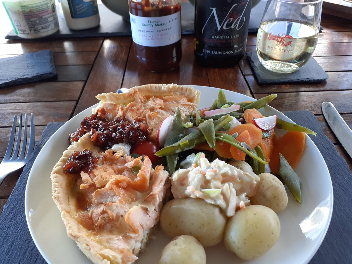 bealesteven45's tweet photo. Lovely food from the ladies of the  @Tauntoncmkt #localproduce #homedelivery #beetrootchutney #gooseberrychutney #leekandsalamon #cgeeseonionandbellpepper #quiche #applejuice #Bramley #butteroatbiscuits 👍 https://t.co/zKocppt3vH