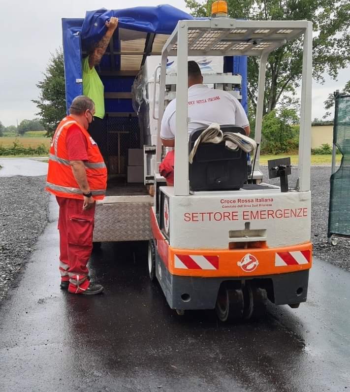 CRI_SudMilano's tweet photo. La pioggia non ferma la solidarietà!
Oggi abbiamo consegnato 100 pacchi alimentari per sostenere le persone in difficoltà del nostro territorio con la collaborazione di @ProgettoArca.
#UnItaliaCheAiuta #Tempodellagentilezza https://t.co/kKFD1Nbea8
