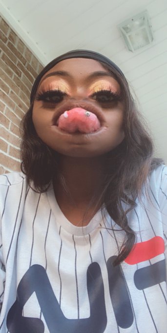 Lmao it&rsquo;s the lashes for me sis 😂 https://t.co/5Oh2mEMLOe