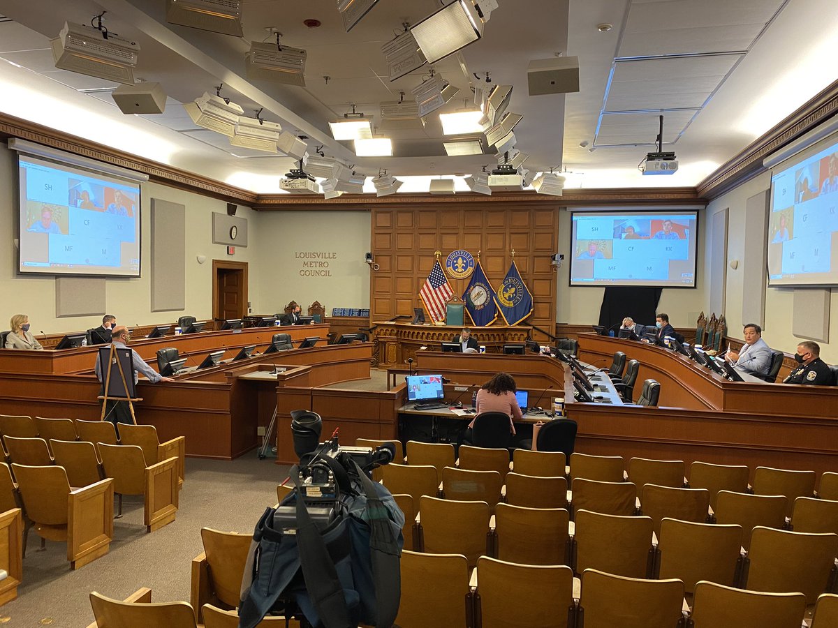 We’re in Metro Council chambers where the Oversight Committee is holdings the first hearings for the investigation into  @louisvillemayor and  @LMPD. Interim Chief Rob Schroeder and Chief of Public Safety Amy Hess are both here.  @WLKY