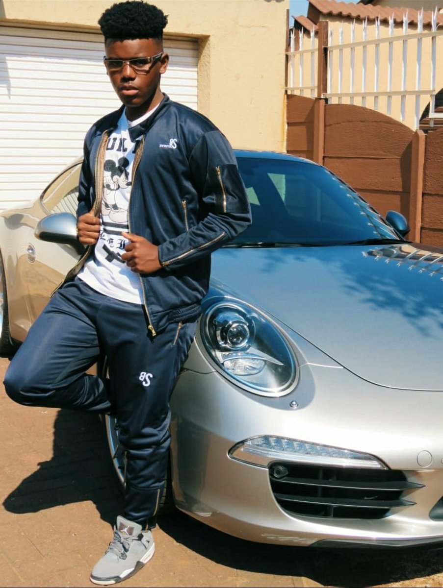 BlackSteel_C's tweet photo. Looking good is part of the game.

BLACKSTEEL dark navy stylish tracksuit for gents now available. https://t.co/EMCZ6SBy9s
