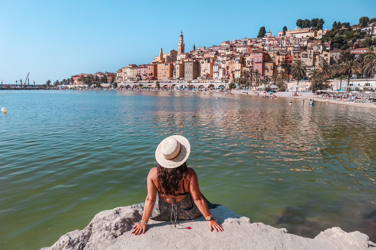 Anna_Pernice's tweet photo. A pochi km dal confine Italiano, in Francia troviamo la bellissima e graziosa #Menton, con le sue casette colorate, la produzione di limoni ed i caratteristici negozietti artigianali. Impossibile non perdersi ed innamorarsi tra le vie della città!
#CotedAzurFrance
#ExploreFrance https://t.co/jRi27WCaCB