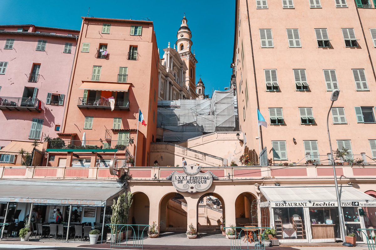 Anna_Pernice's tweet photo. A pochi km dal confine Italiano, in Francia troviamo la bellissima e graziosa #Menton, con le sue casette colorate, la produzione di limoni ed i caratteristici negozietti artigianali. Impossibile non perdersi ed innamorarsi tra le vie della città!
#CotedAzurFrance
#ExploreFrance https://t.co/jRi27WCaCB