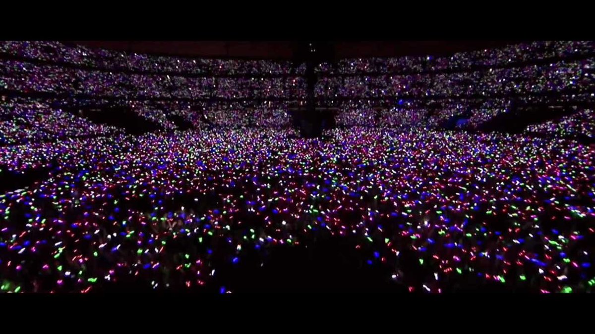 letras_coldplay's tweet photo. "¡Brillemos juntos en la oscuridad!" https://t.co/b56e2vB2aB