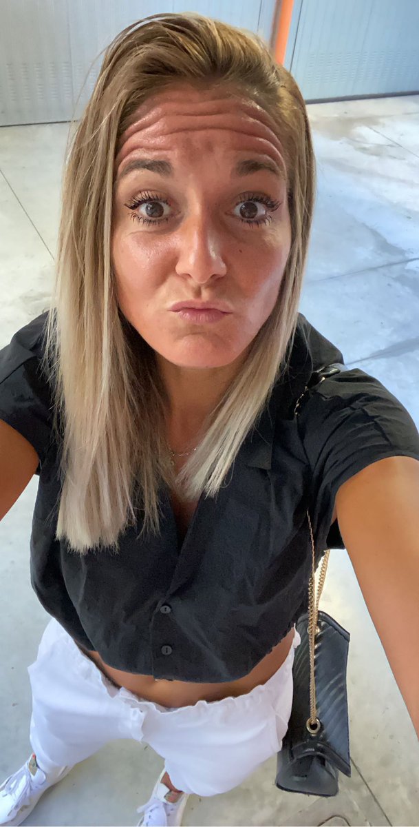 judebever's tweet photo. Le contraste quotidien 🥰
#stage #preparation #smileeveryday #reathletisation #ensemble #interwomen #football #plaisir https://t.co/ZZe4fzowmI