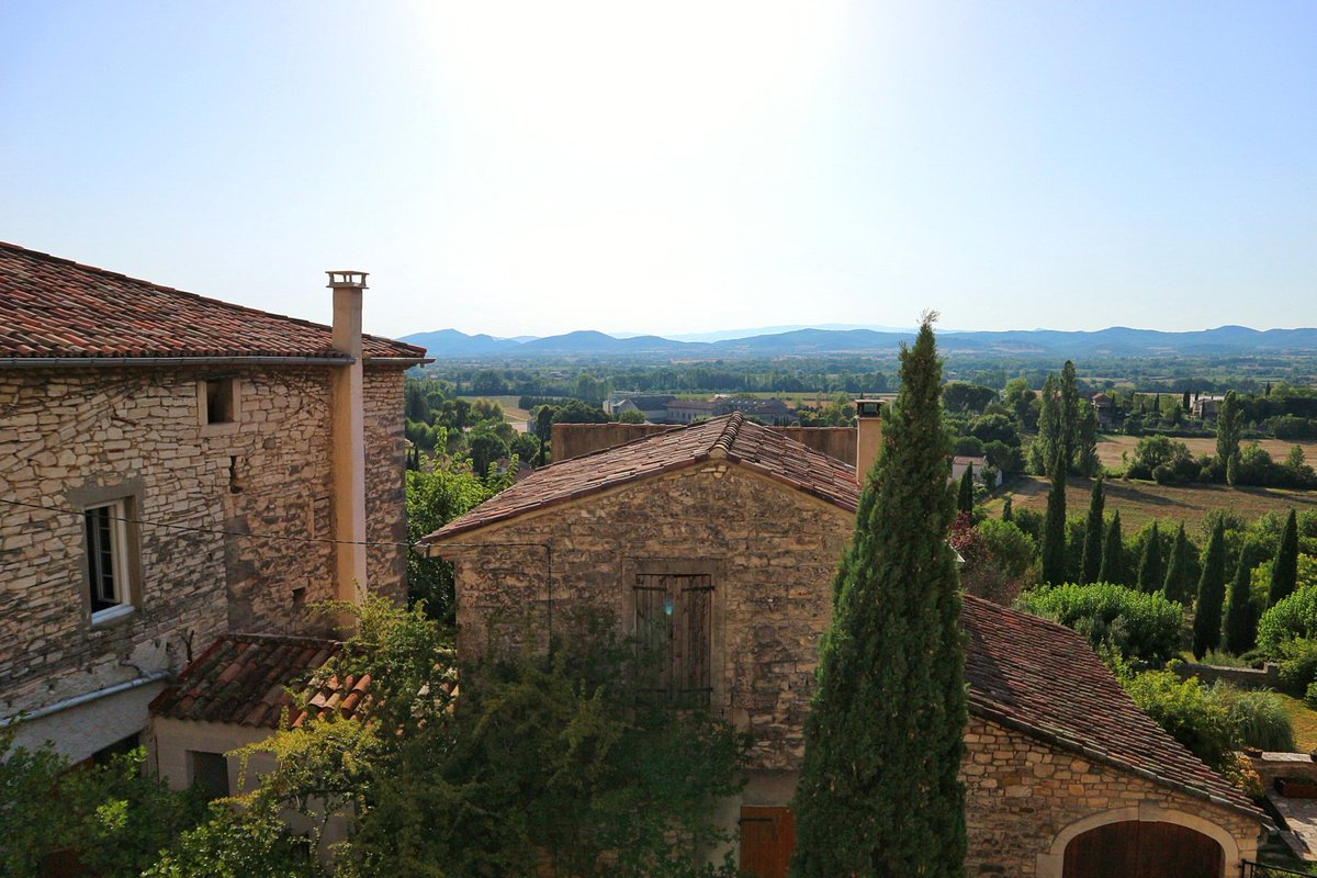 Un voyage en France,
Un village aérien
Me fait entrer en transe
D'un si joli petit rien.

Cet été je voyage en France ! 
letempsdureve.org

#barjac #gard #visitfrance🇫🇷 #villagedefrance #voyageurdumonde #summer #été #mochilero #travelphotography📷 #travelblogger