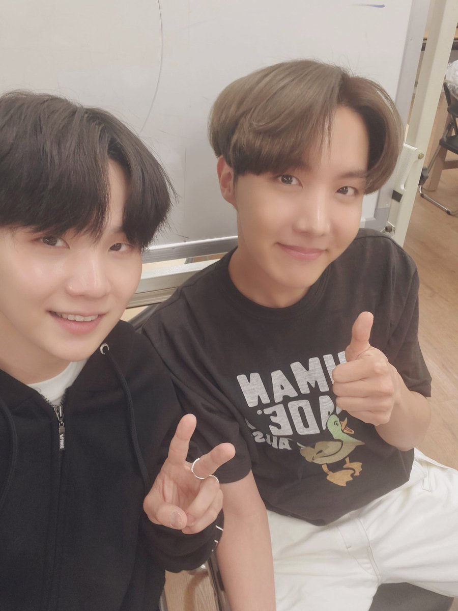 KimSteph5's tweet photo. with 솝 막내 🥰♥️  #솝 
#ARMYSelcaDay #ARMSD #ARMY #SOPE  @BTS_twt https://t.co/aS8rXRSaK9