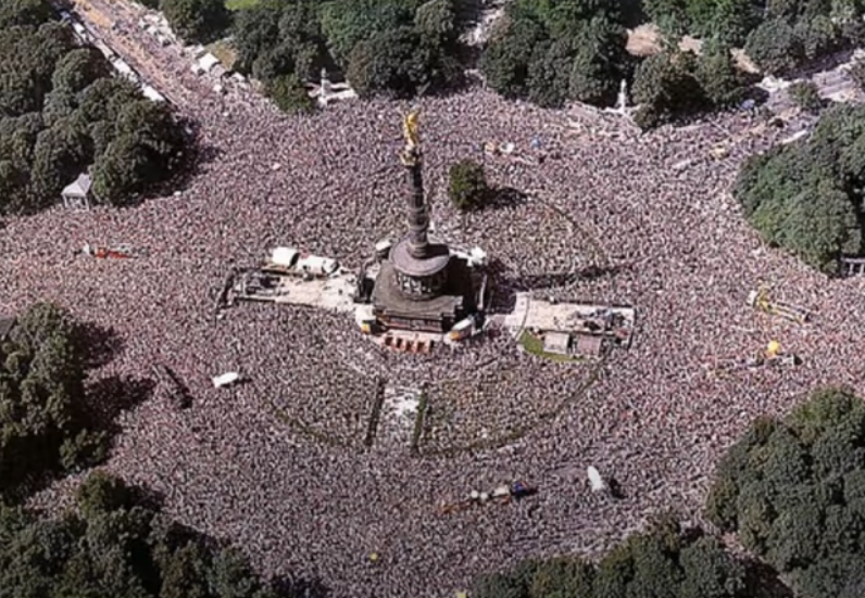 Carsten_13's tweet photo. Das sind eine Millionen Menschen vs. xx Tausend. Damit hier mal ein Verhältnis zu erkennen ist. https://t.co/BY9dZJpxnT
