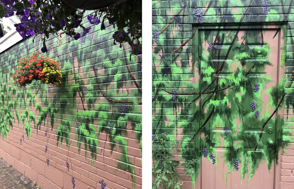 LakeshoreArts's tweet photo. Meet Etobicoke-Lakeshore Bell Box artist Nazli Nahidi! Naz received her BFA from OCAD in 2014, and as an emerging muralist has painted a Bell Box mural in 2019 & worked as the Program Assistant at Mural Routes.
#bellboxmurals presented in partnership w/ @Mark_Grimes https://t.co/EOVLr8Y6uC