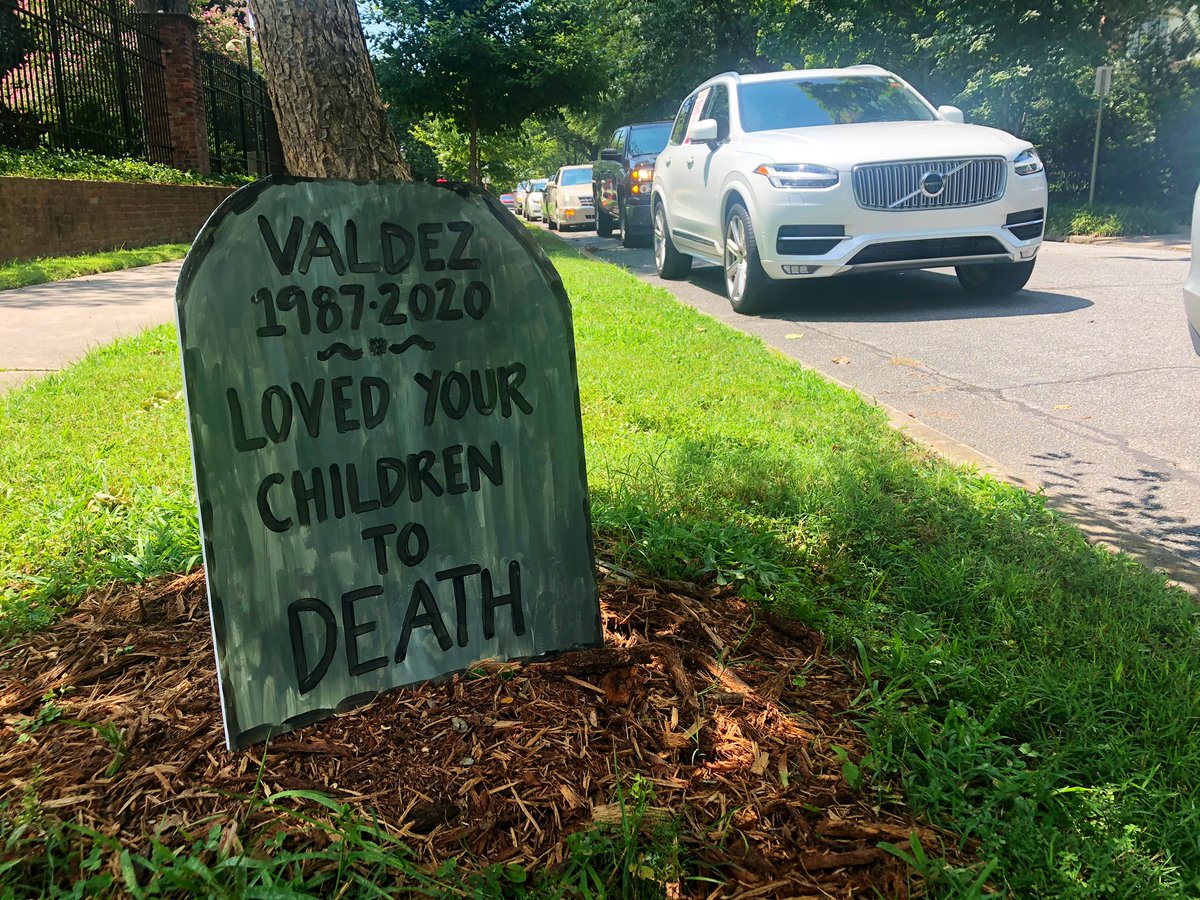 The teachers’ caravan has reached the Governor’s mansion. Now they’re placing fake tombstones to represent teachers who could die if schools reopen  @KATVNews