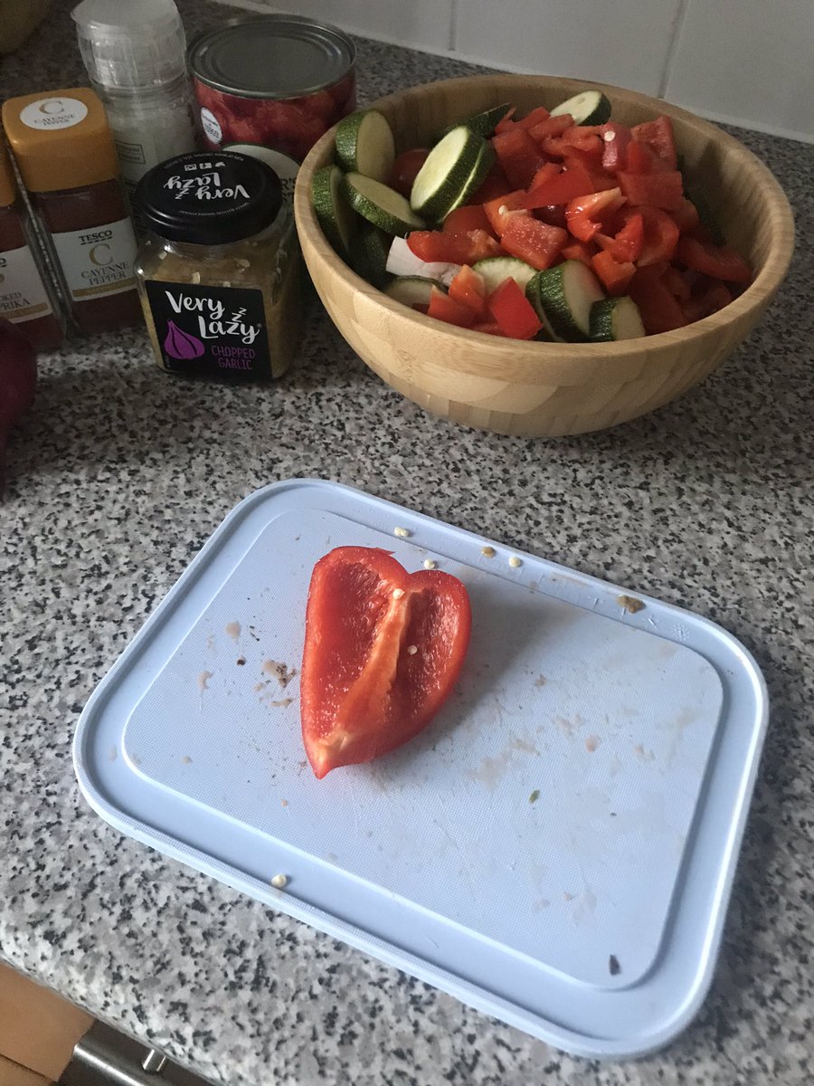 Jessica_RDixon's tweet photo. My pepper is feeling the love ๐ฅฐ
#cooking #weekprep #batchcooking #singletonlife๐ https://t.co/8cj2OzG2Hv