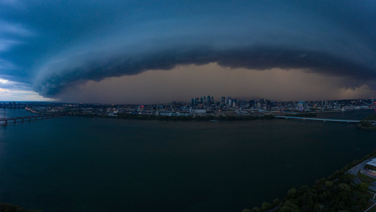 Quelle photo spectaculaire de l’orage qui a frappé Montréal hier soir! 📸: <a href="/safesolvent/">Martin Reisch</a> #polmtl