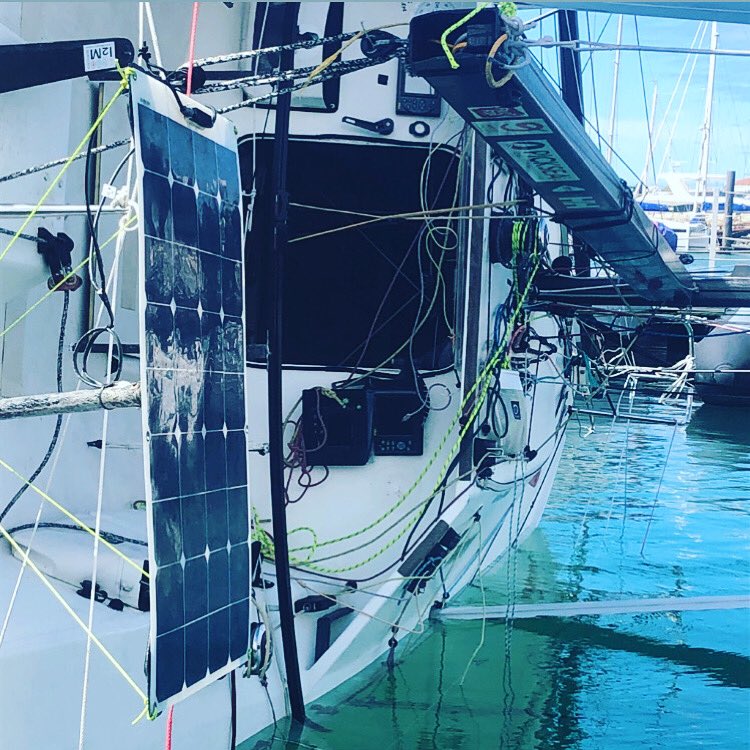 Ce week-end c’était test de jauge! Et hop la tête à l’envers, 30 kg en tête de mât et on regarde si cette nouvelle quille redresse bien. ✔️ Tout est ok, on est bonnes pour la <a href="/minienmai/">minienmai</a> en septembre ! 🤩