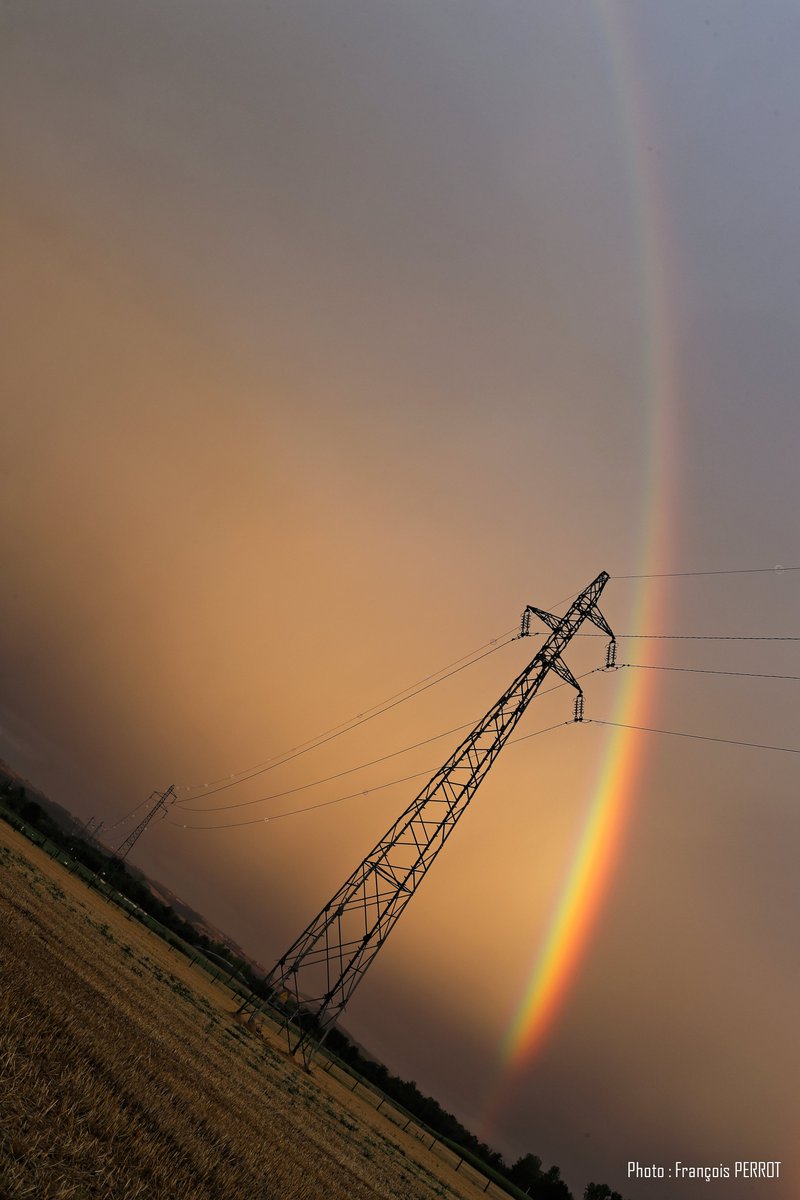 perrotfr's tweet photo. 📷🌈 #Photographie à #Feurs Après l'#orage, #arcenciel à cheval sur les monts du Lyonnais et la plaine du #Forez #Loire #rhone #rainbow @Meteo421 @ChloeNabedian @lachainemeteo @meteofrance https://t.co/E8nFbkEGmH