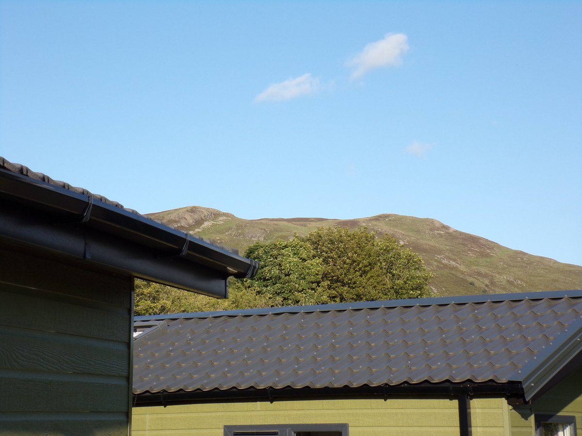 mellorchristop1's tweet photo. Home for the next five days!
Good weather on arrival ✅ thanks for not using it all up @nghudson 
Short walk around Windermere ✅ more to come @bignorms 
Hot tub used ✅
Looking forward to tomorrow ✅
#walkingsbrilliant #chilledmind https://t.co/jgcny89Rac