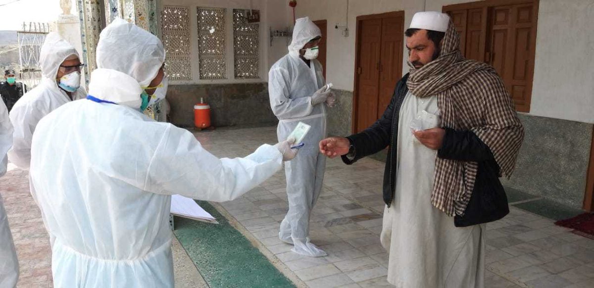 UNOCHA's tweet photo. 💸Cash transfers
🥫Food assistance
🚰Water, sanitation and hygiene services

This is how the UN &amp; humanitarian partners are supporting national #COVID19 response efforts in Pakistan where the number of cases has risen above 270,000. https://t.co/HTsmK8NqXv https://t.co/5J1O35QfaY