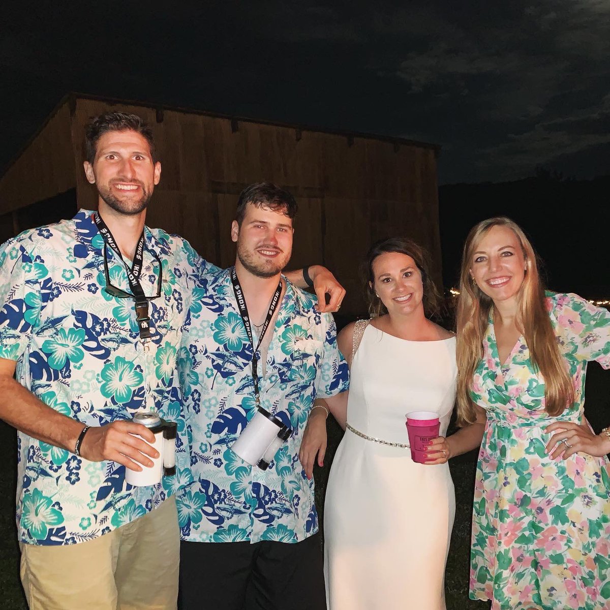 NickWash_'s tweet photo. Had an amazing weekend celebrating the new Mr. &amp; Mrs. Malinowski!🤵🏻👰🏻 Very thankful for my parents who watched the babies while I got to enjoy time with this hot mama😍 #SkisfinalRose  🌹 https://t.co/VFwNt2O1Xl
